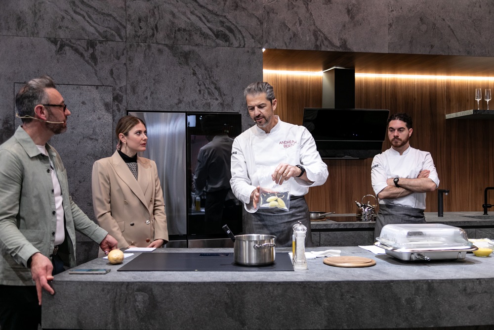 Samsung demonstrerer madlavning med kunstig intelligens på EuroCucina 2024 i Milano