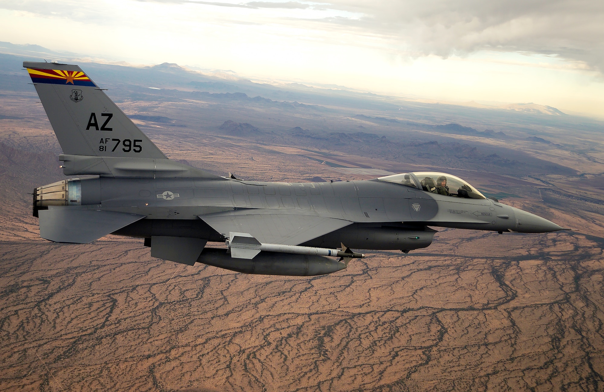 Den første gruppe af ukrainske piloter har gennemført et træningsprogram i brugen af F-16 Fighting Falcon-jagere i USA.