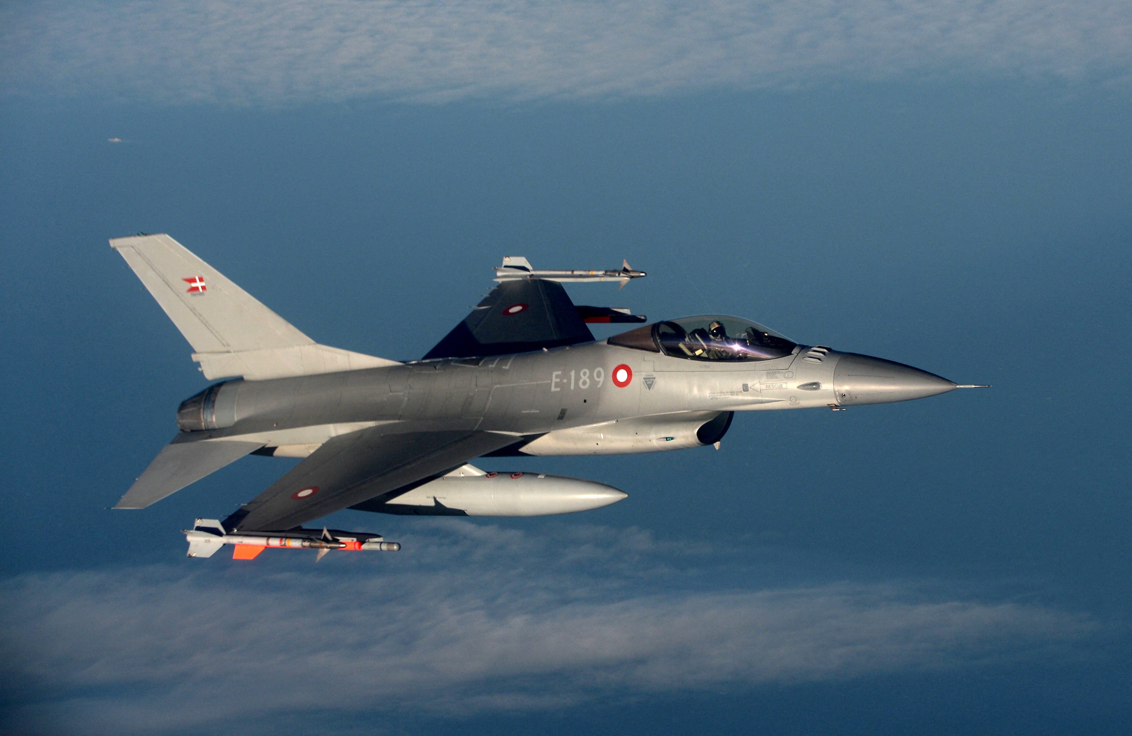 Det er officielt: Danmark begynder at træne ukrainske piloter på F-16 Fighting Falcon-kampfly