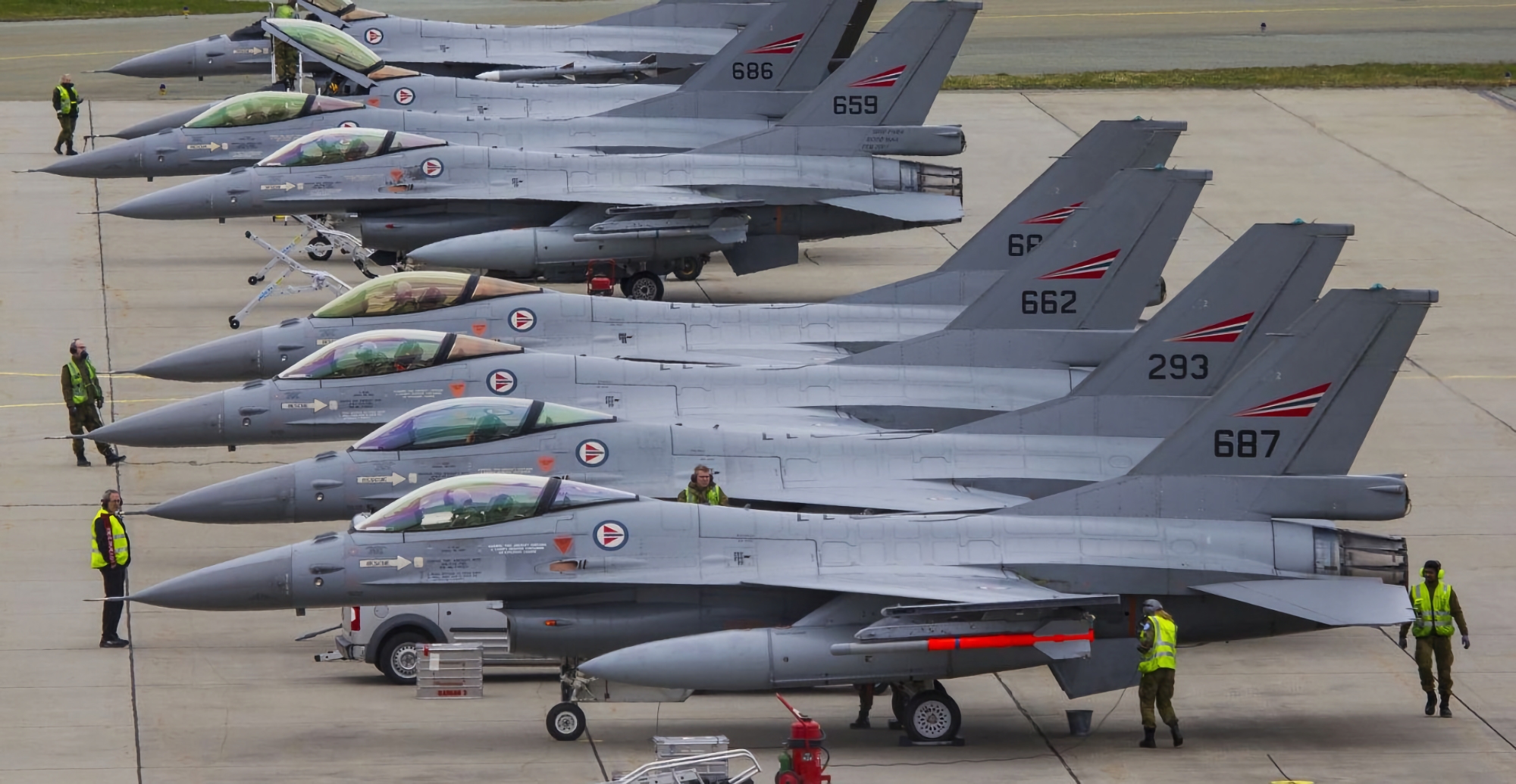 Medier: Norge vil sende Ukraine 22 F-16 Fighting Falcon-kampfly samt motorer og simulatorer til dem