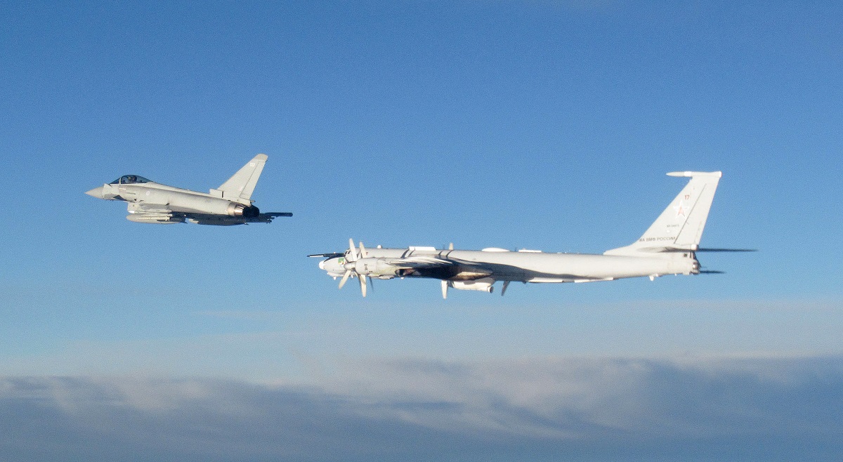 Det britiske Royal Air Force's Eurofighter Typhoon sporede to russiske Tu-142 anti-ubådsfly, som er designet til at neutralisere amerikanske atombevæbnede ubåde.
