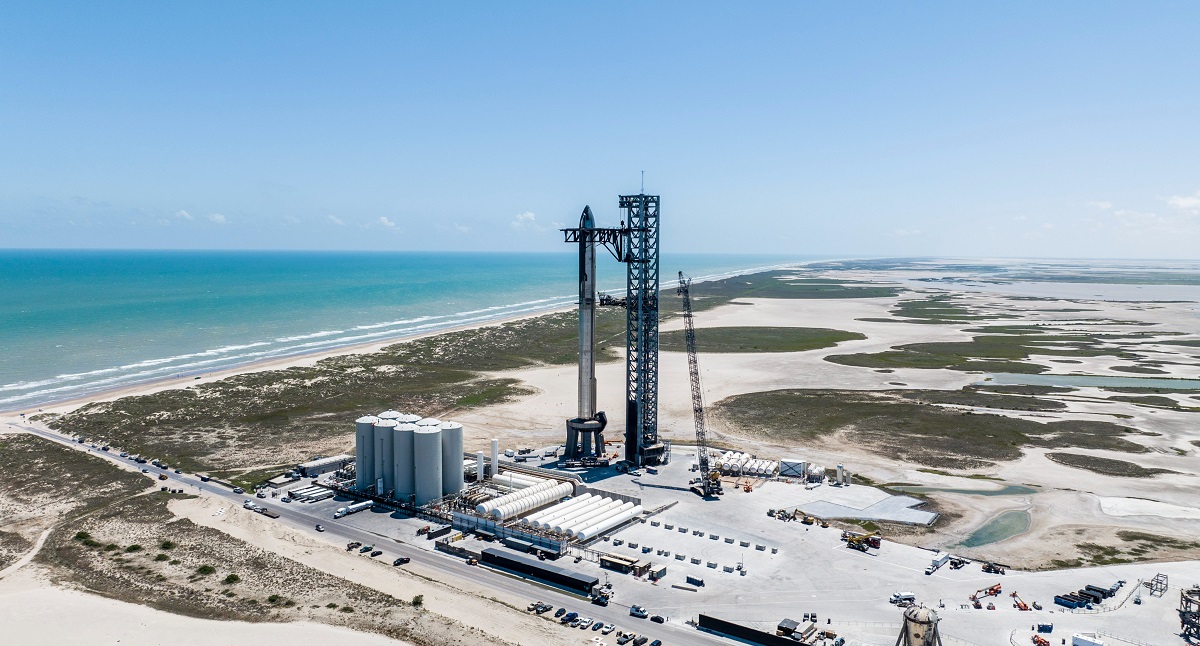 Den 140 meter høje robot Mechazilla gjorde det kraftigste SpaceX Starship-raket-system i historien klar til affyring.