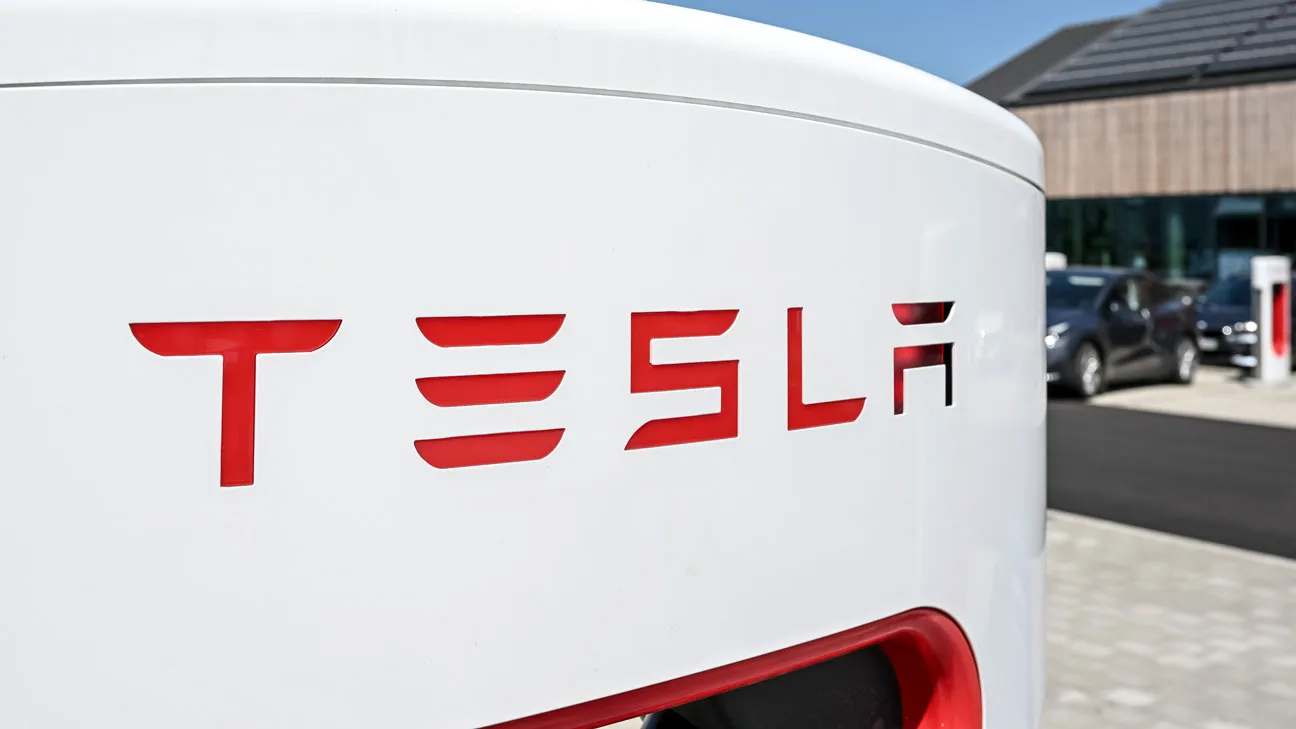 Tesla har sænket prisen på betaversionen af Full Self-Driving til $12.000