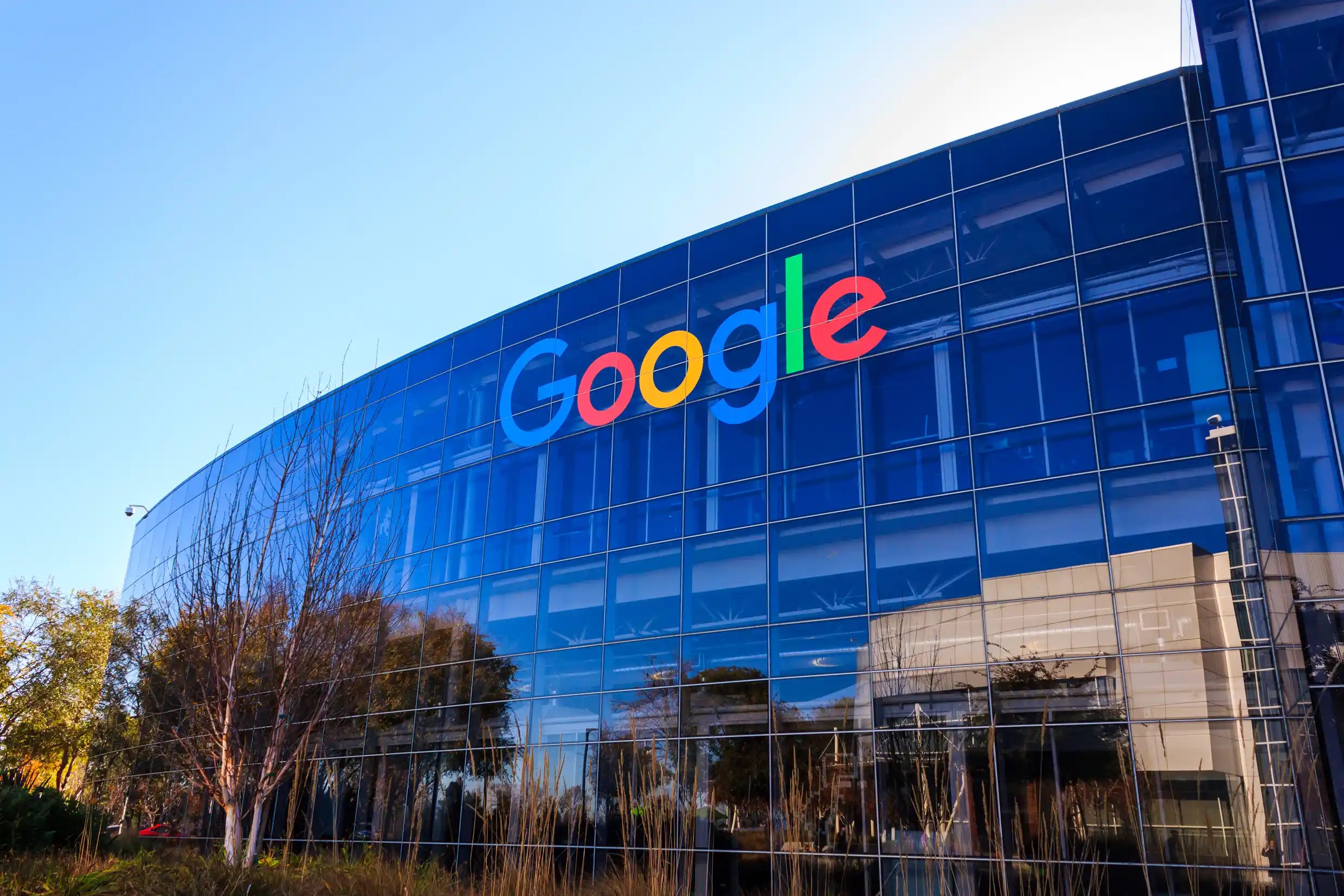 Google skal betale mere end 1 million dollars til en ansat, der anklagede virksomheden for kønsdiskrimination.