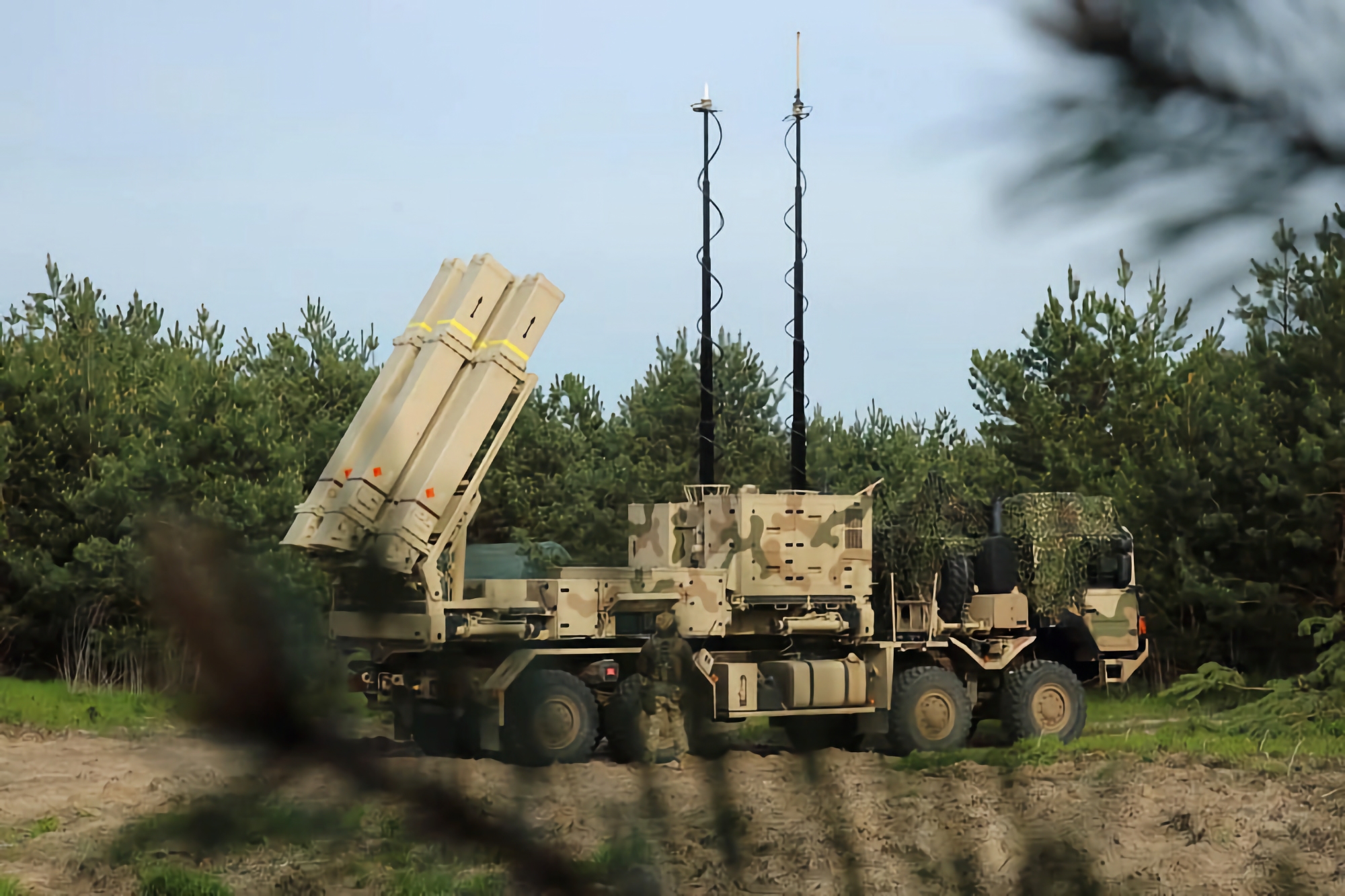 IRIS-T SLM, IRIS-T SLS missiler, TRML-4D radar, Vector UAV'er og MARS II MLRS ammunition: Tyskland giver Ukraine ny våbenpagt