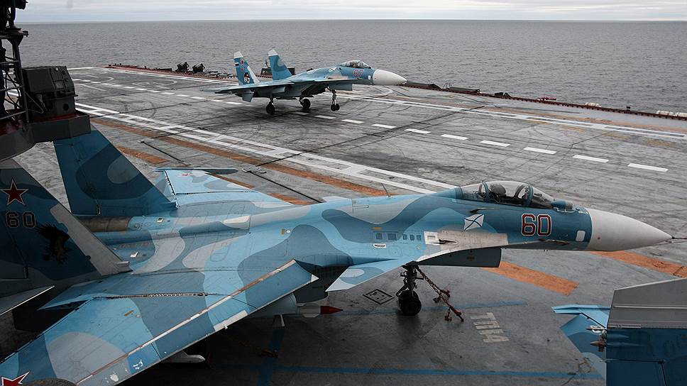 Russerne har for første gang vist et dækmonteret Su-33-kampfly på video, sekunder efter at det styrtede ned i Middelhavet, mens det forsøgte at lande på hangarskibet Admiral Kuznetsov.