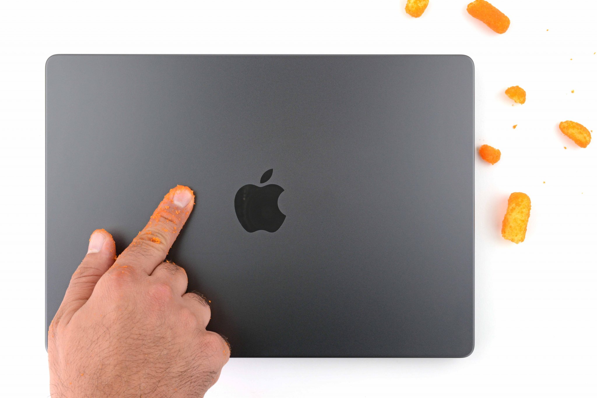 iFixit har skilt den nye MacBook Pro M3 ad og forklaret, hvorfor kabinettet er mørkere og opsamler færre fingeraftryk.
