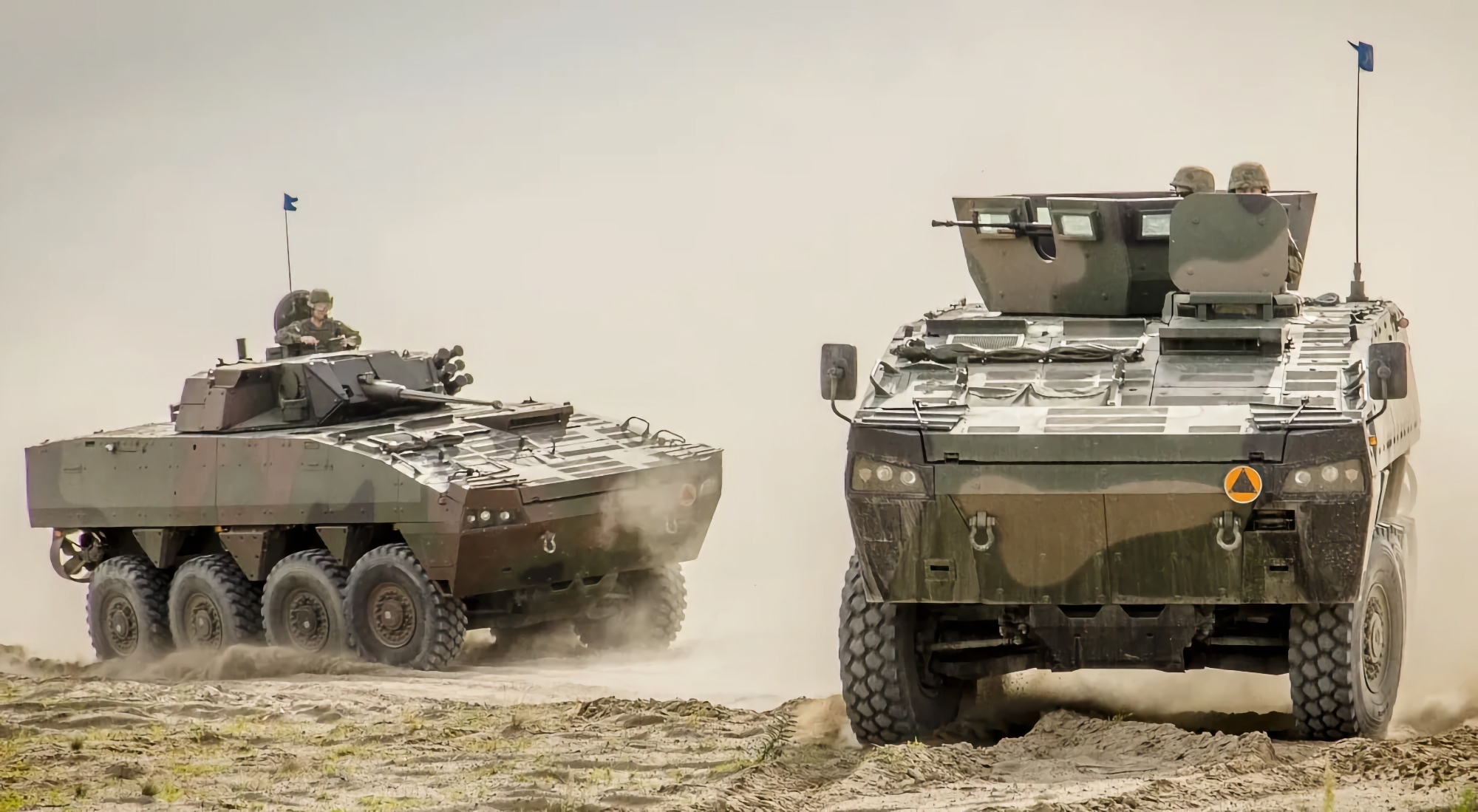 AFU bruger allerede polske Rosomak pansrede mandskabsvogne, kampkøretøjerne vises i videoen sammen med Stridsvagn 122 kampvogne og CV9040 BMP'er.