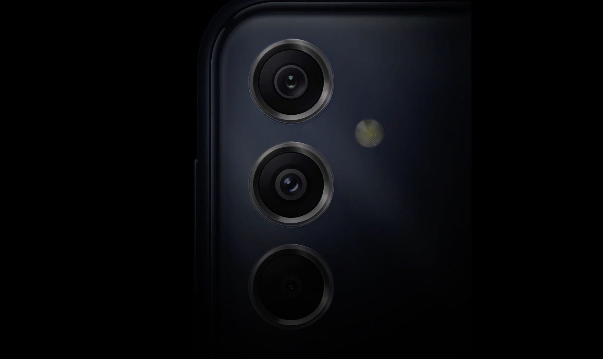 Samsung Galaxy M44 med tredobbelt kamera er dukket op på et foto