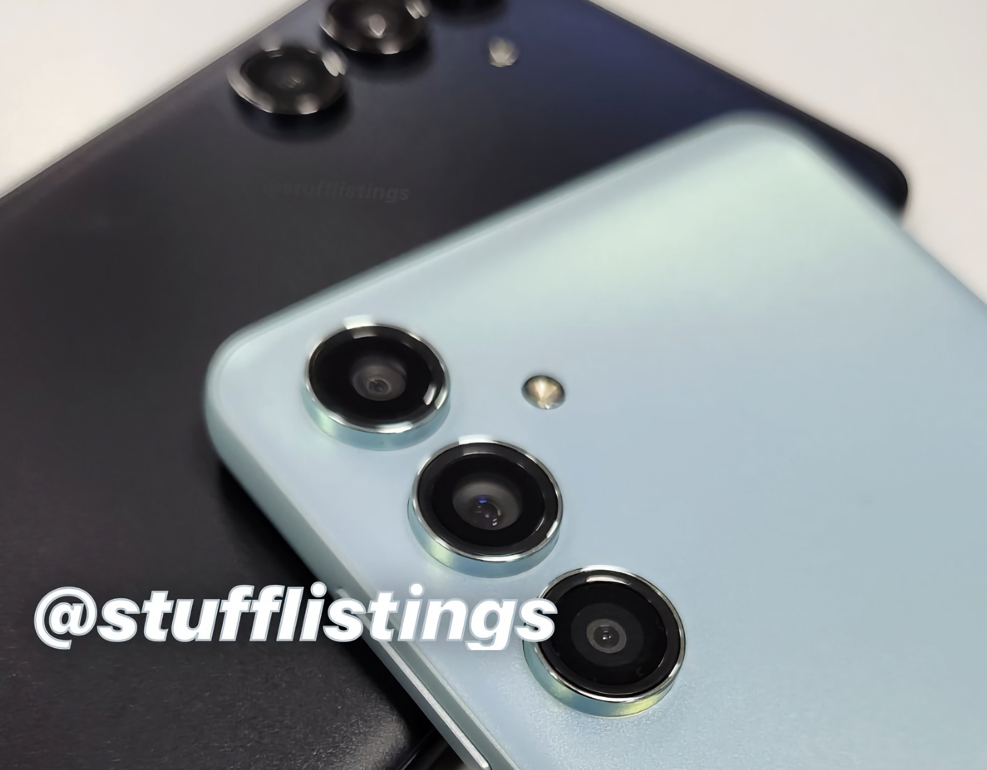 Samsung Galaxy M55 5G i to farver og med et tredobbelt kamera er dukket op på et foto