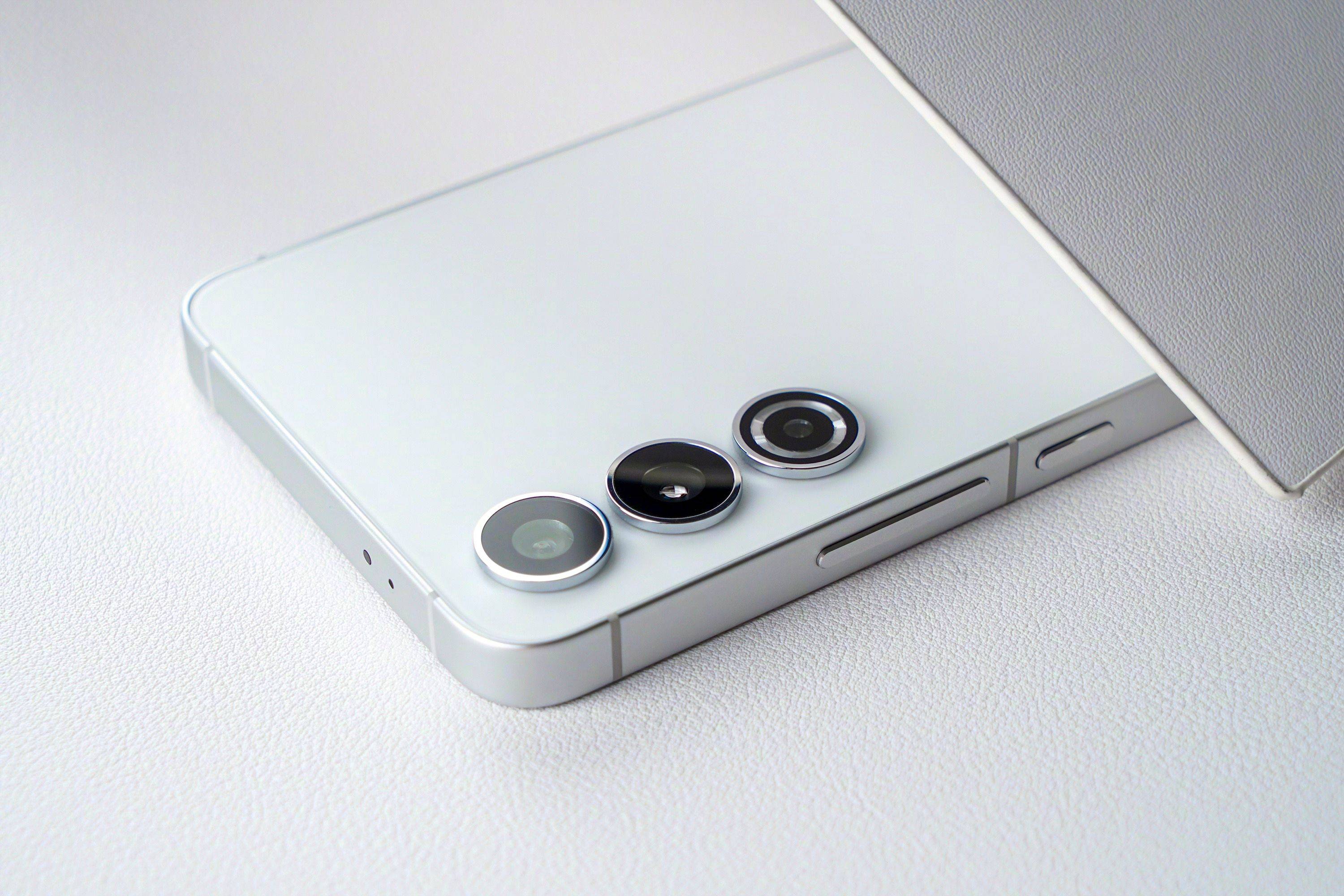 I iPhone-stil: Samsung Galaxy S24 og S24+ får et opdateret design med flade sidekanter