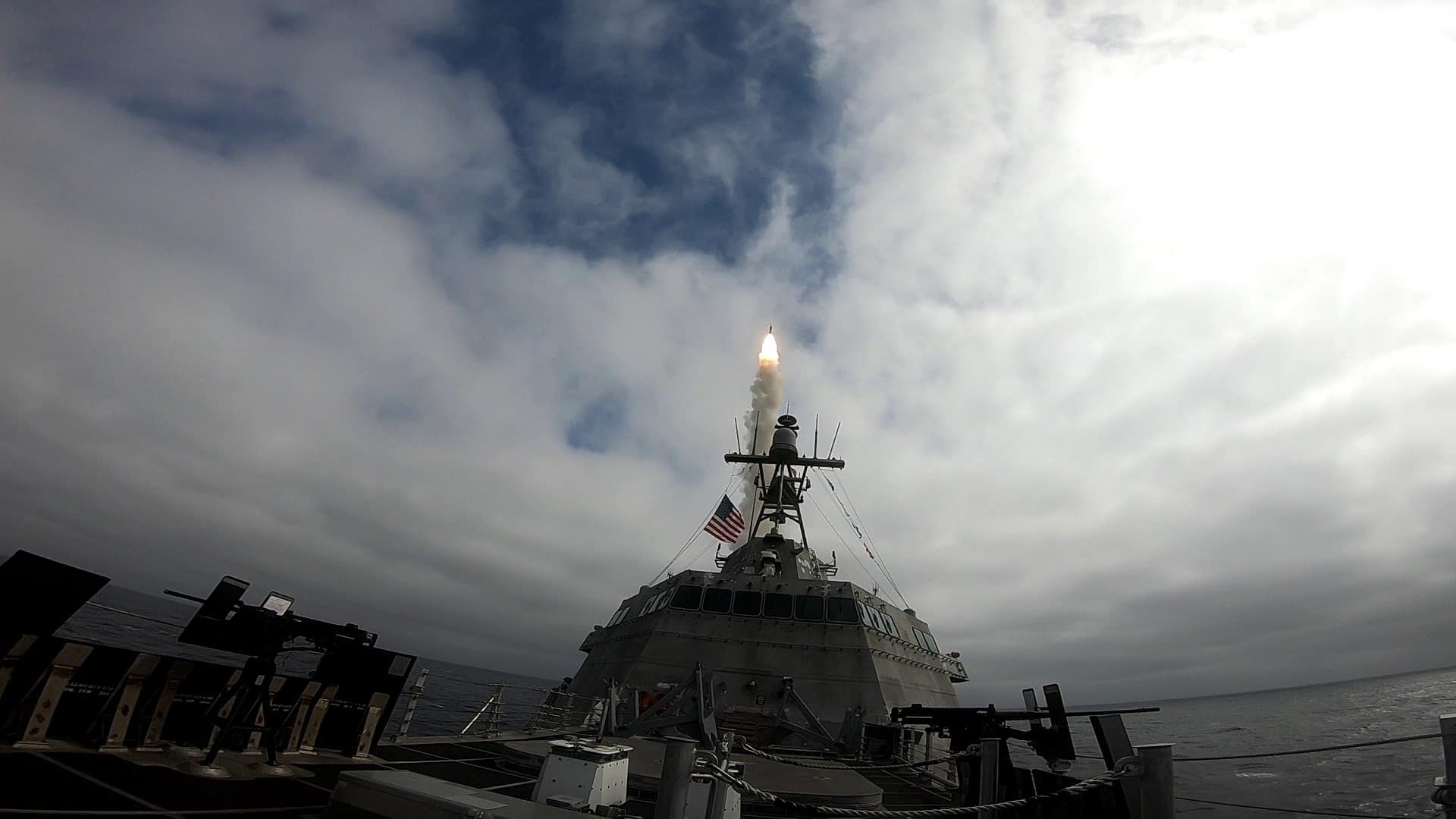 Det amerikanske kystnære kampskib USS Savannah har for første gang affyret Standard Missile 6-missilaffangeren, som kan angribe luft- og jordmål.