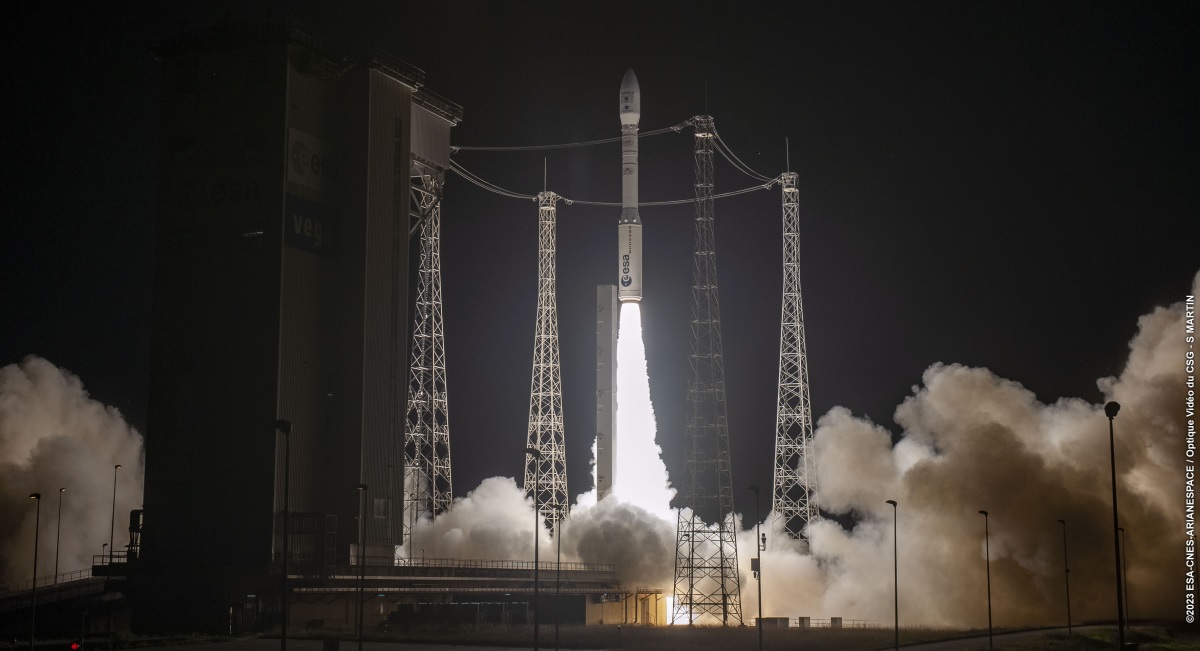 Europas Vega-raket foretog sin første flyvning siden slutningen af 2021 og sendte 12 satellitter med en vægt på mere end 1.200 kg i kredsløb.