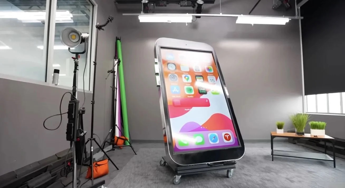 Den vejer 226 kg og er over 2 m høj: En blogger har lavet verdens største iPhone, og den virker!