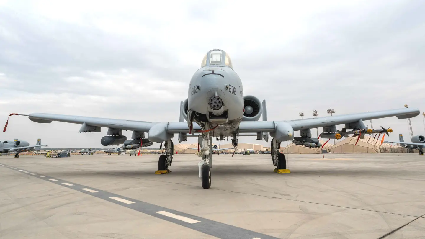 Det ikoniske A-10 Thunderbolt II angrebsfly kan nu bruge APKWS II-missiler og GBU-39/B styrede bomber med lille diameter.