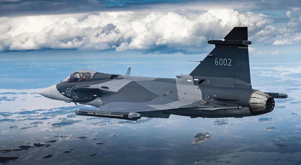 Sverige har modtaget sit første JAS 39 Gripen E-kampfly - flyet skal testes, og leverancerne begynder i 2025.