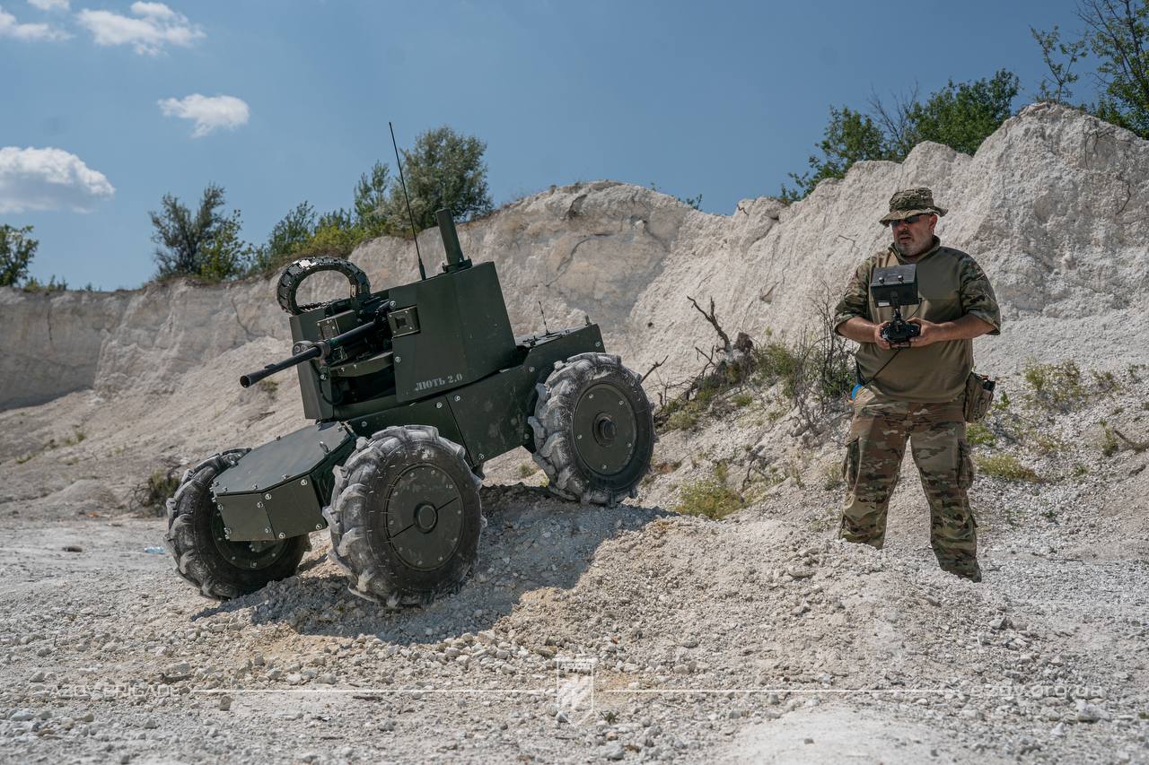 "Azov" kæmper med en jorddrone med et maskingevær "Lyut 2.0" 