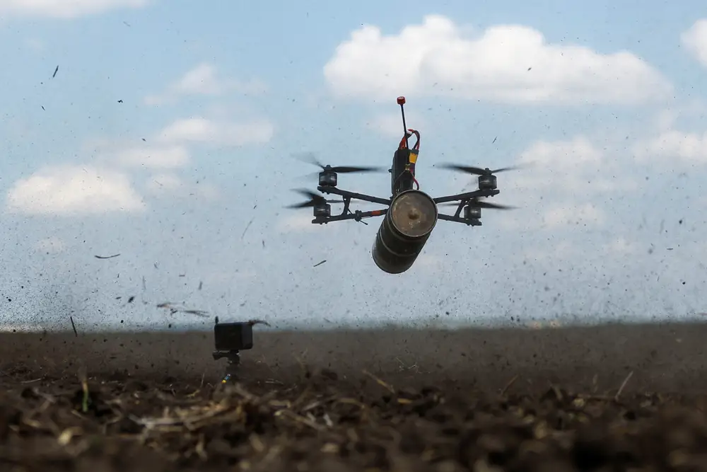 Rusland er begyndt at bruge nye FPV-droner med fiberoptiske kabler, der er usynlige for elektronisk krigsførelse.