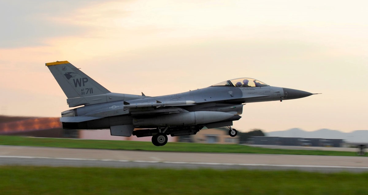 Canada deltager i træningen af ukrainske piloter og personale til at operere F-16 Fighting Falcon-kampfly