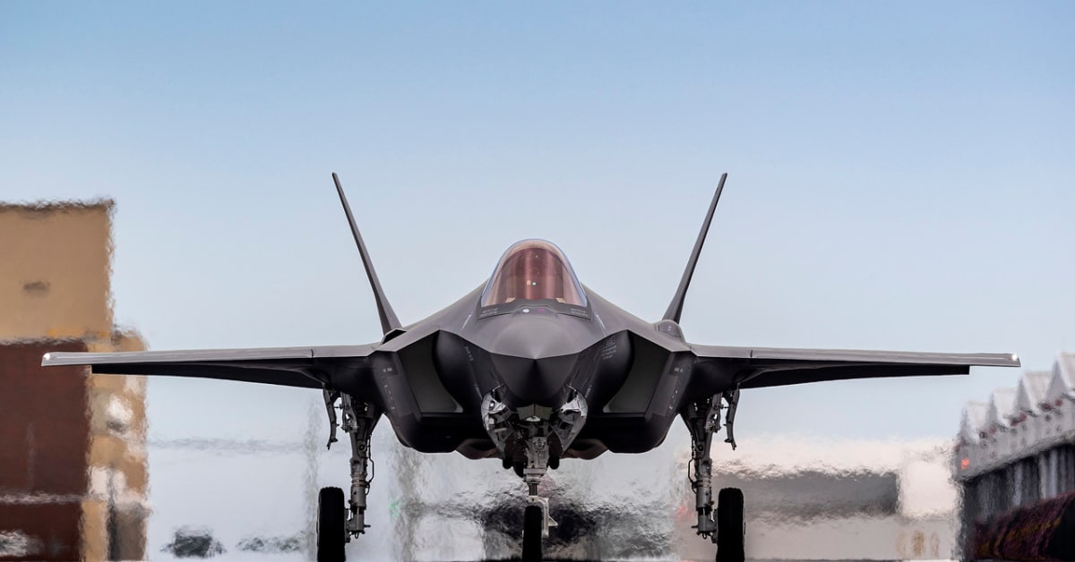 Lockheed Martin vil underskrive en kontrakt i år om at producere hundredvis af nye femtegenerations F-35 Lightning II-kampfly.
