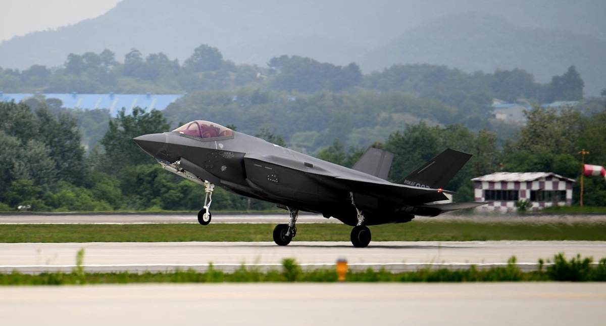Republikken Korea skrotter F-35 Lightning II femtegenerations-kampfly til næsten 100 millioner dollars efter kollision med en ørn