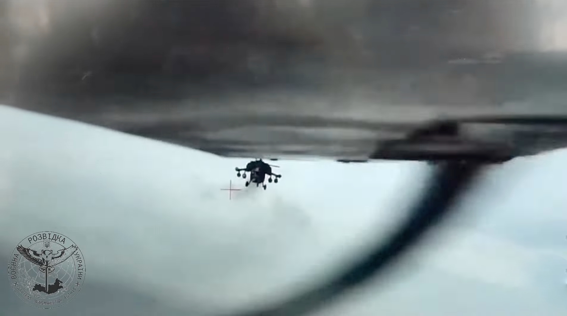Unikke optagelser: Ukraines efterretningstjeneste viste video af, hvordan to russiske helikoptere og et fly ikke kunne ødelægge en ukrainsk UAV nær Krim.