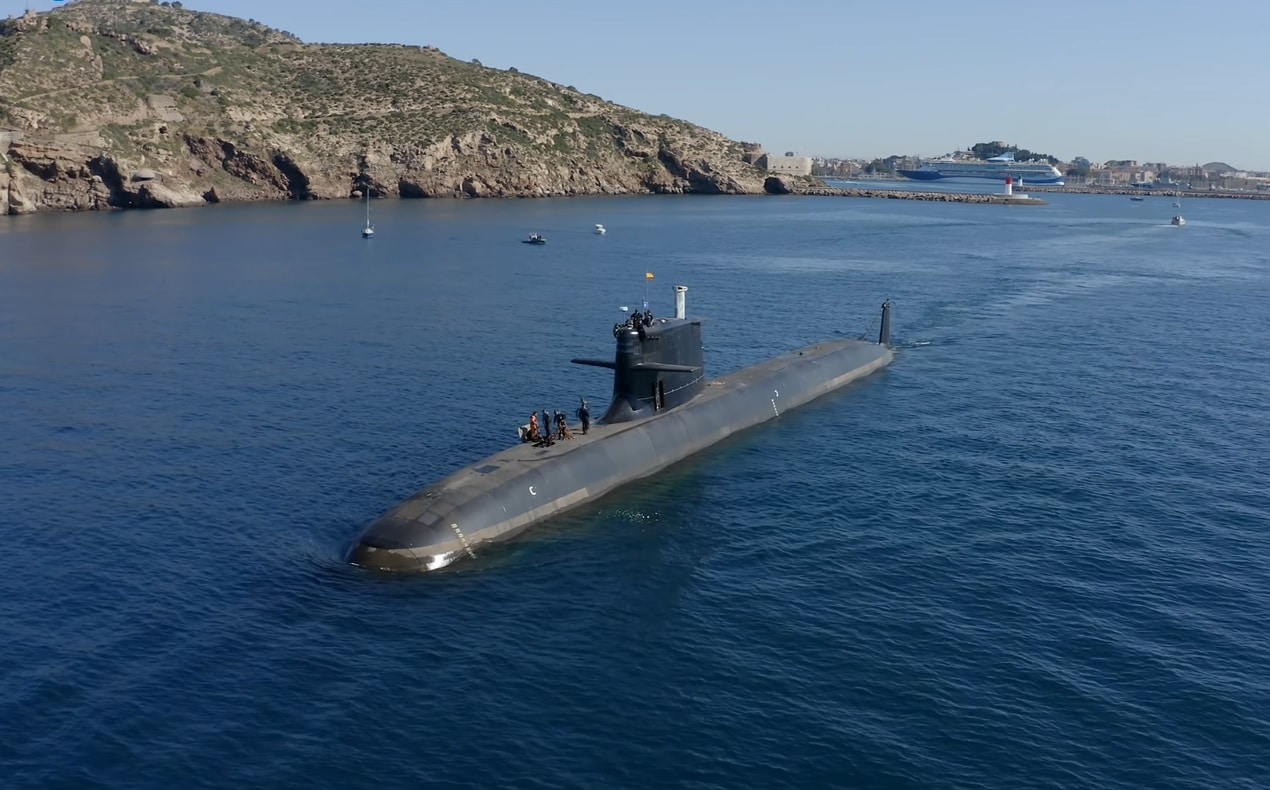 Den nye spanske ubåd Isaac Peral har for første gang dykket til en maksimal dybde på 460 meter.