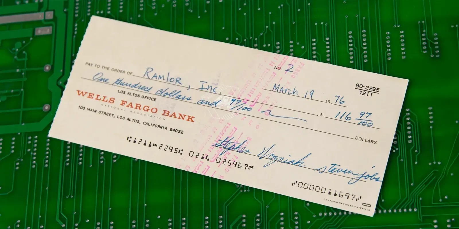En Apple-check fra 1976 underskrevet af Jobs og Wozniak solgt på auktion for 135.000 dollars.