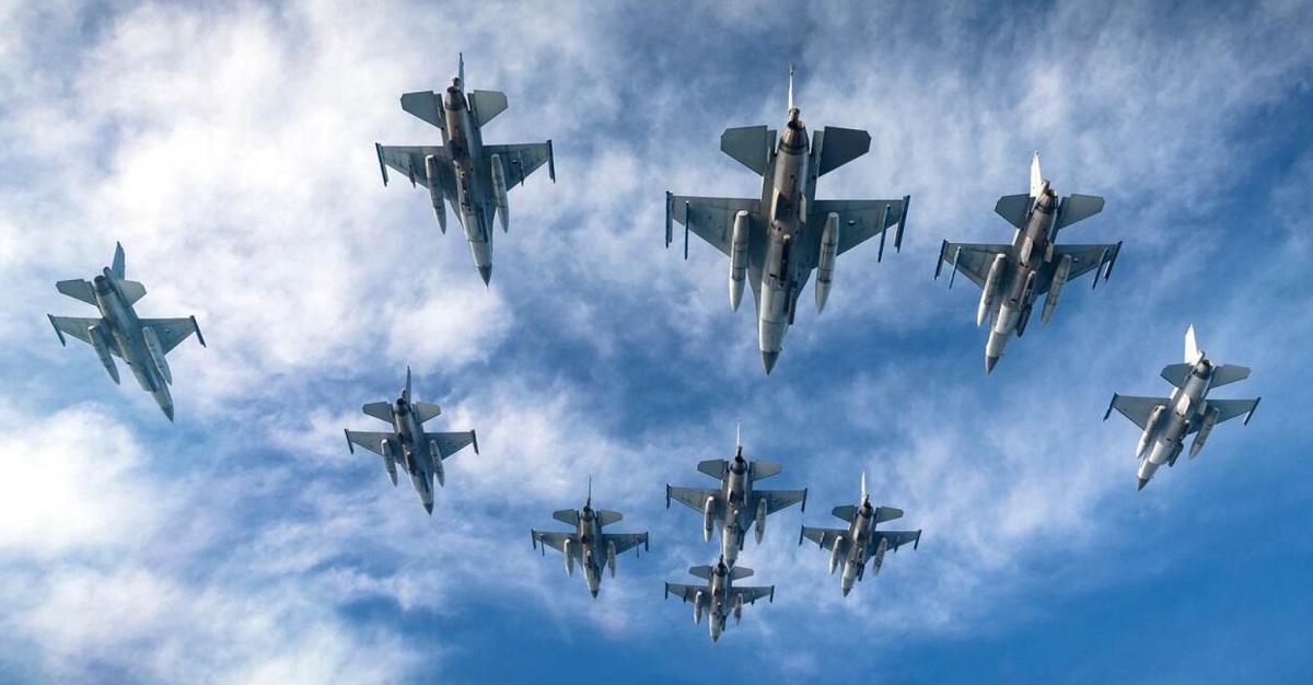 Ukraine modtager 42 amerikanske fjerdegenerations F-16 Fighting Falcon-kampfly efter pilottræning
