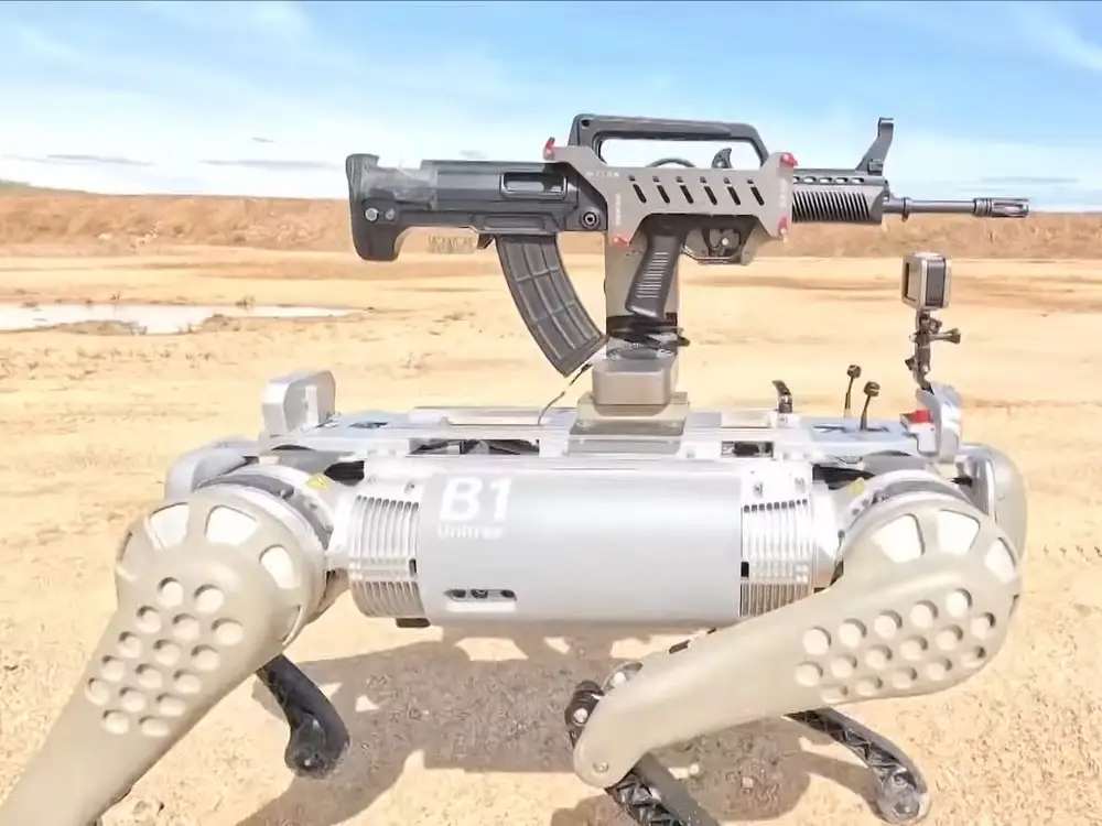 Kina præsenterer en robothund med et maskingevær på ryggen