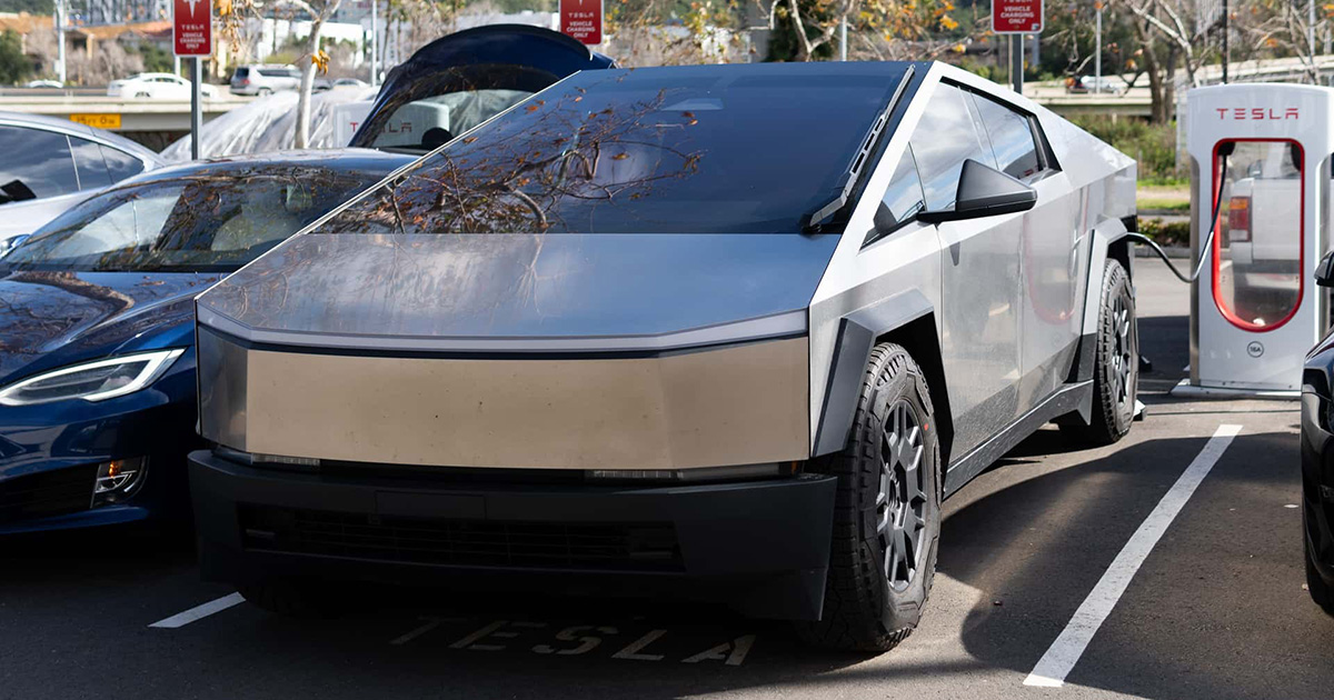 Tesla Cybertruck i aktion: Sådan oplader den elektriske pickup ved en Supercharger-station