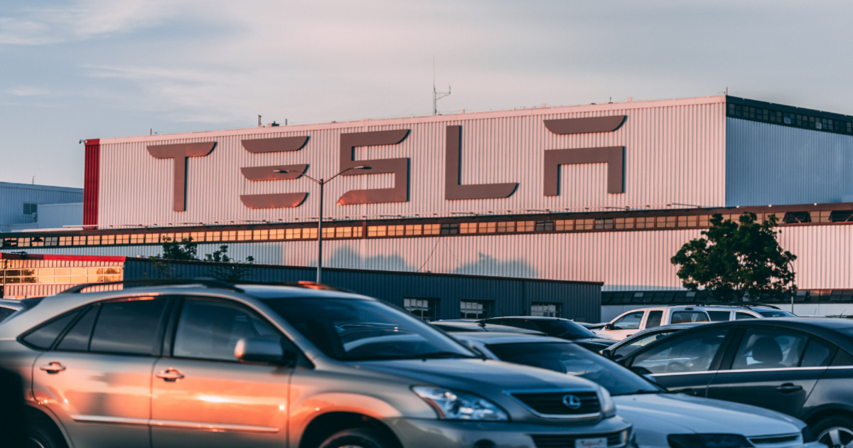 En ulykke og autopilot: Tesla indgår forlig i retssag om dødsulykke