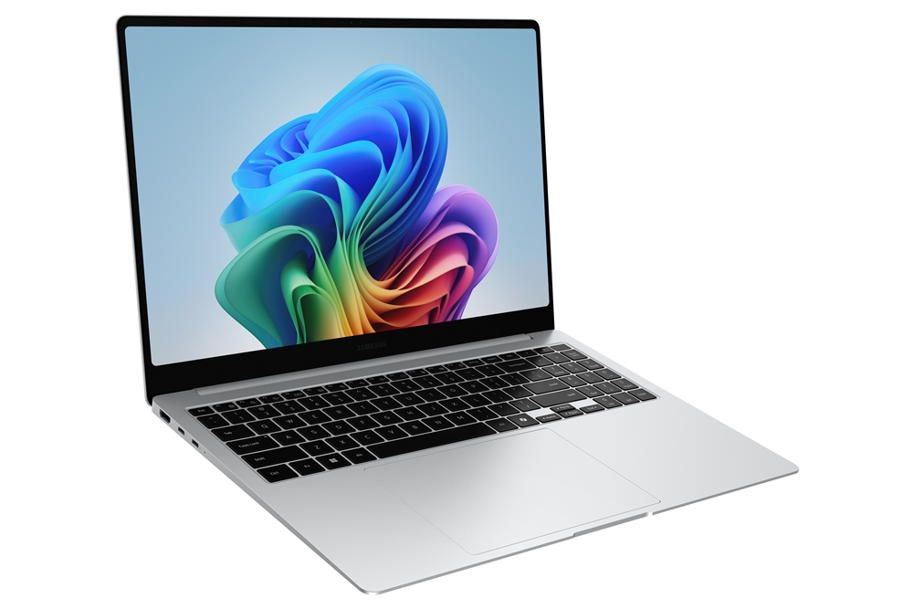 Samsung Galaxy Book 5 Pro er på bordet