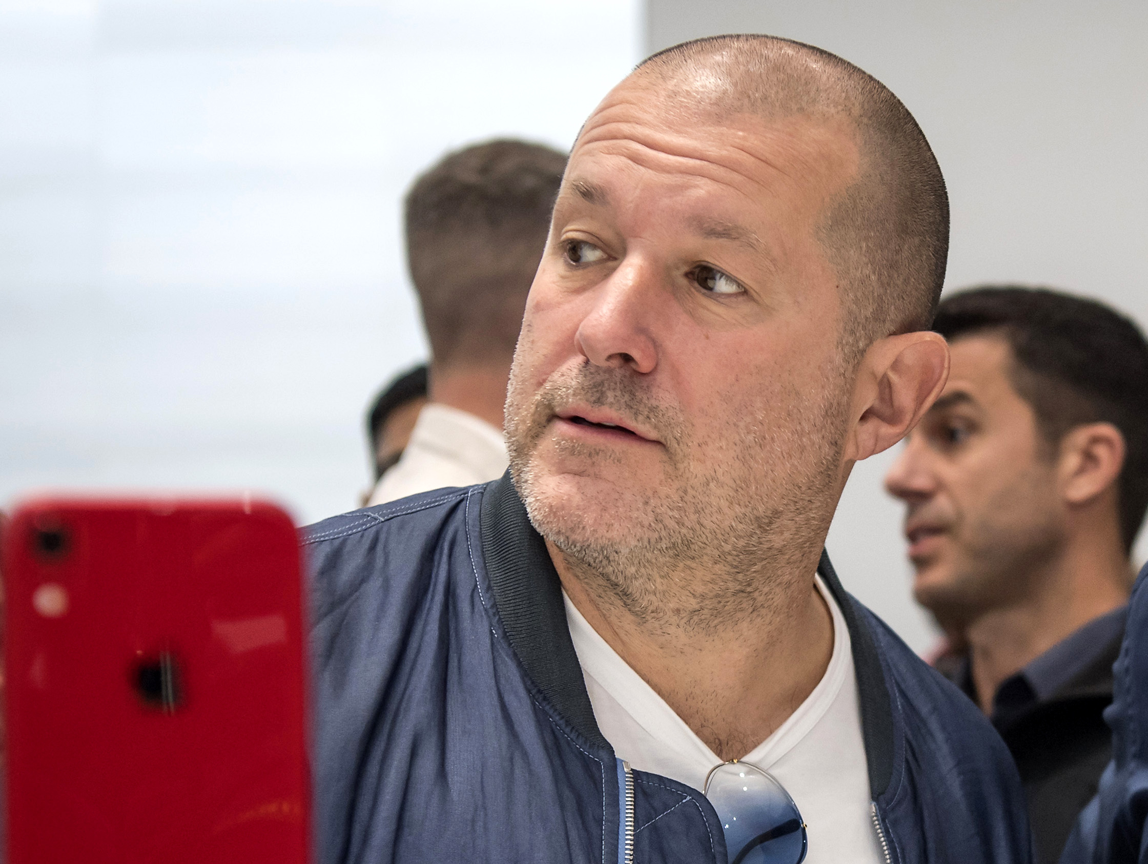 Jony Ive og Sam Altman arbejder på AI-enheder med iPhone-designchef