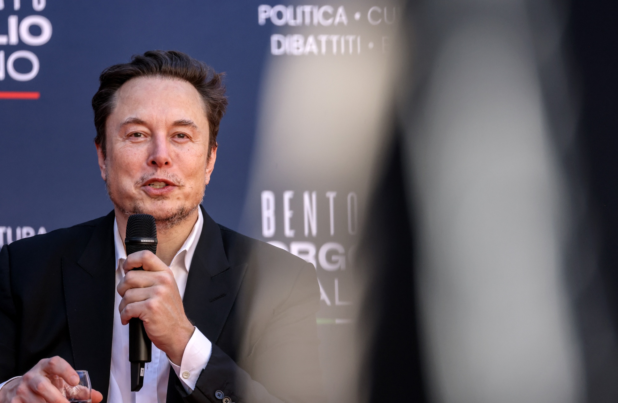 Elon Musks xAI søger op til 4 milliarder dollars for at konkurrere med OpenAI