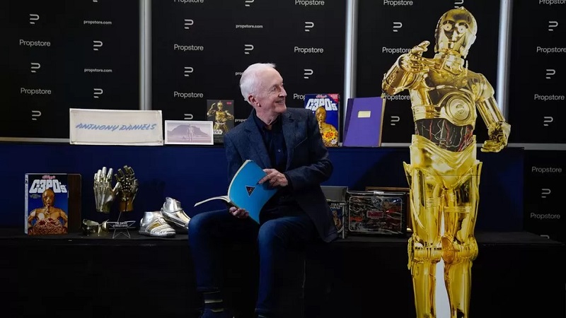 Hovedet af C-3PO fra Star Wars-filmsagaen blev solgt på auktion for 843.000 dollars. Skuespilleren Anthony Daniels, der spillede rollen som droiden, skilte sig af med en samling ikoniske rekvisitter...-2