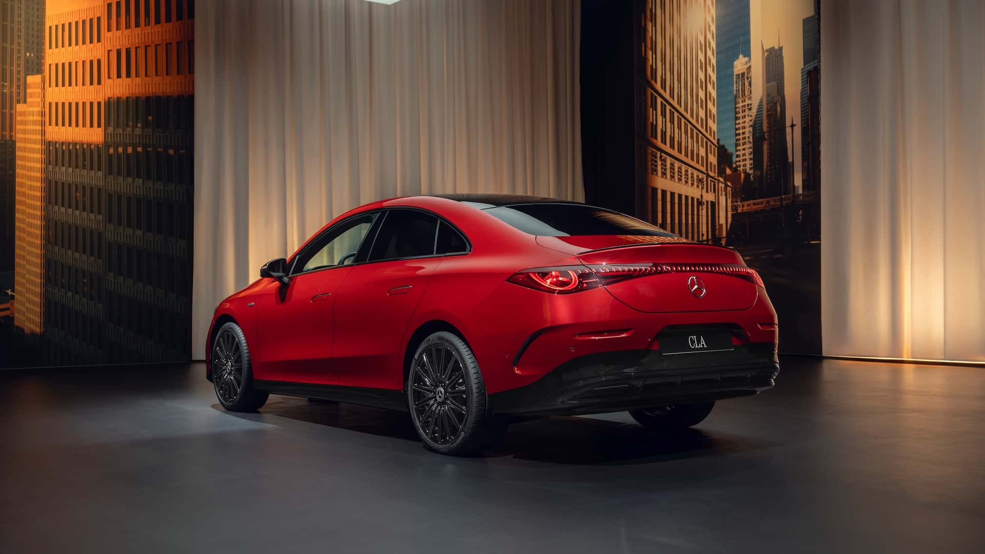 Den nye Mercedes-Benz CLA mod en smuk baggrund