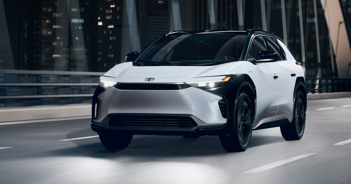 2025 Toyota bZ4X Nightshade Edition - Wind Chill Pearl - Set fra siden