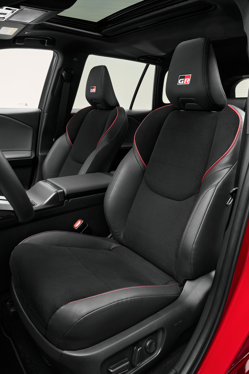 Interiør i Toyota RAV4 GR Sport med røde accenter