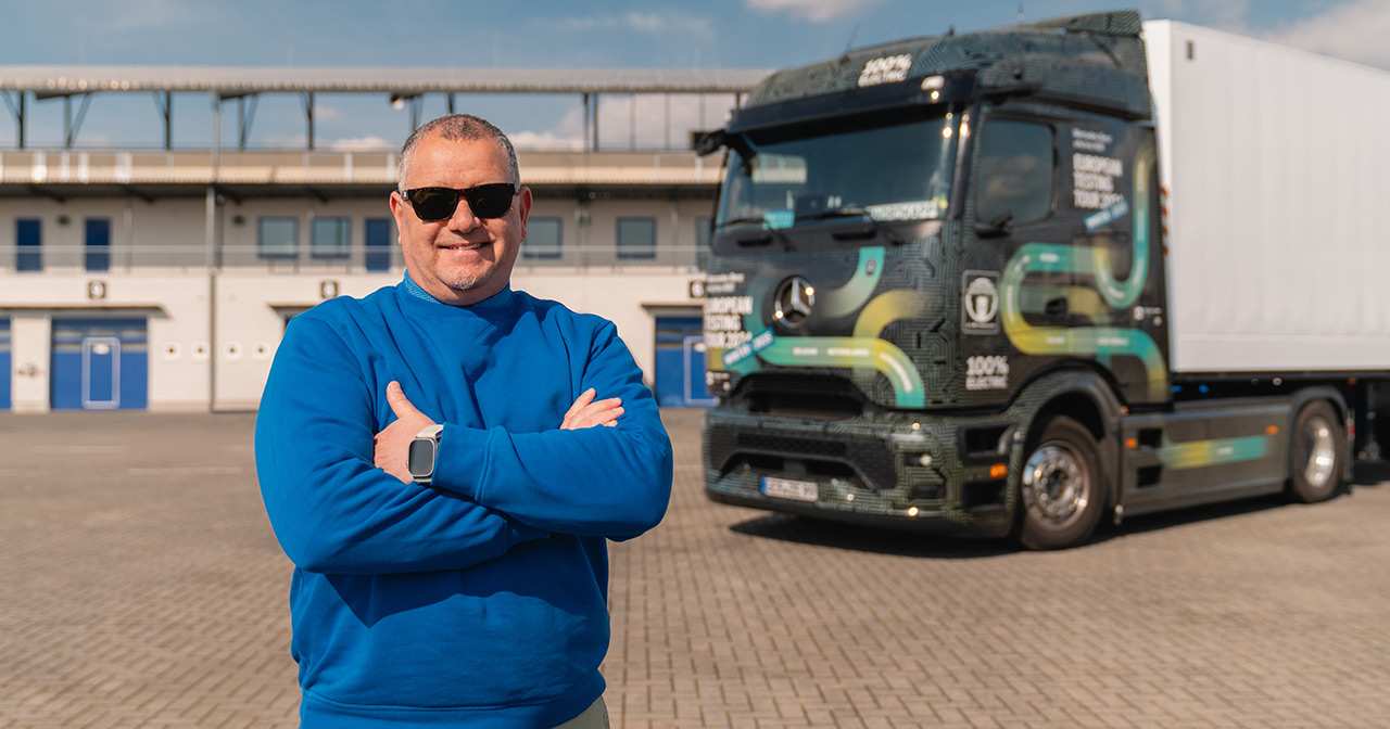 Marco Hellgreve foran Mercedes eActros 600