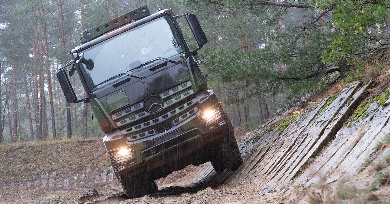 Mercedes-Benz Arocs lastbil i camouflage.