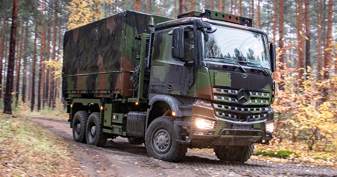 Mercedes-Benz Arocs lastbil med militært udstyr.