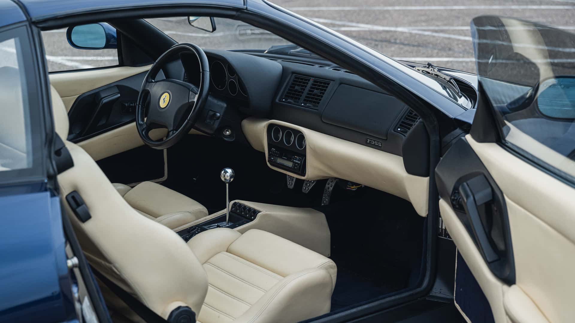 Det udvendige af Ferrari F355 GTS fra 1996
