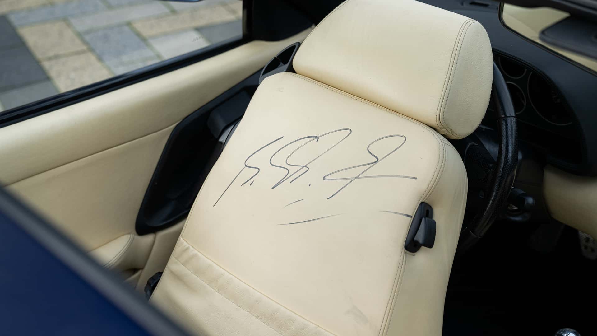 Detaljer om Michael Schumachers Ferrari F355 GTS.