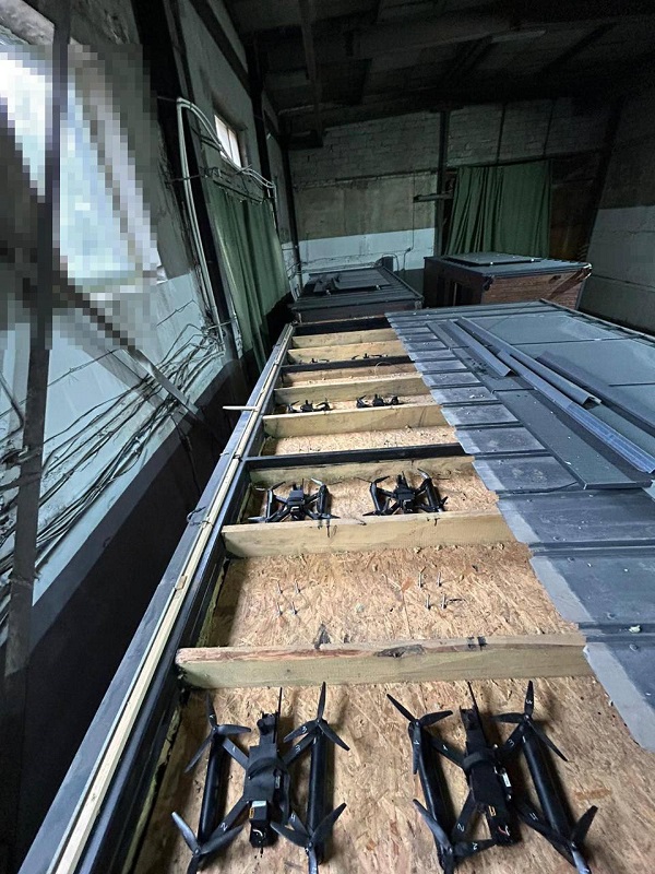 Et foto af dronerne forberedt til Operation Web