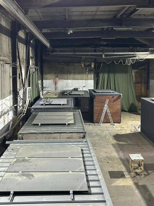 Droner skjult under tagene af træhytter