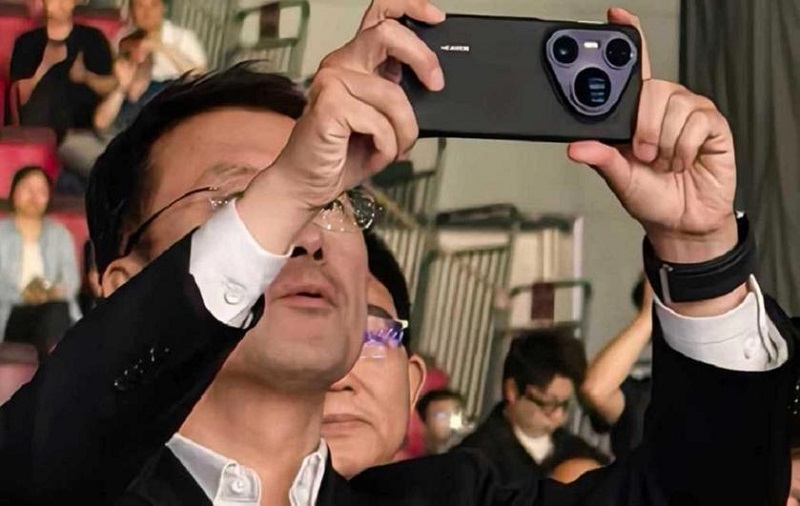 He Gang med Pura 80 Ultra smartphone