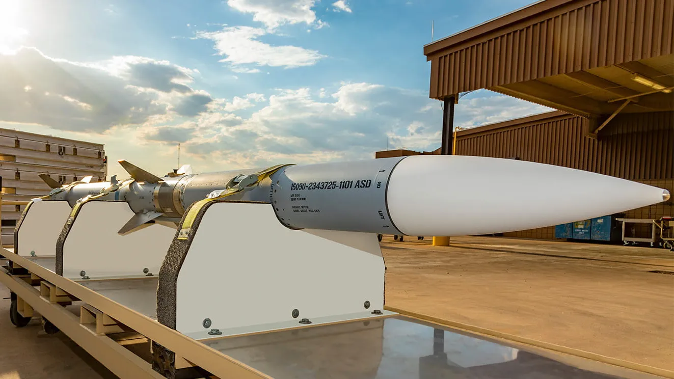 Mellemdistance missil AIM-120 AMRAAM