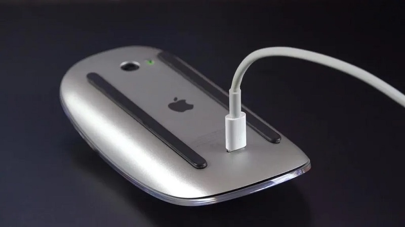 Opladningsproces for den nuværende Magic Mouse-model