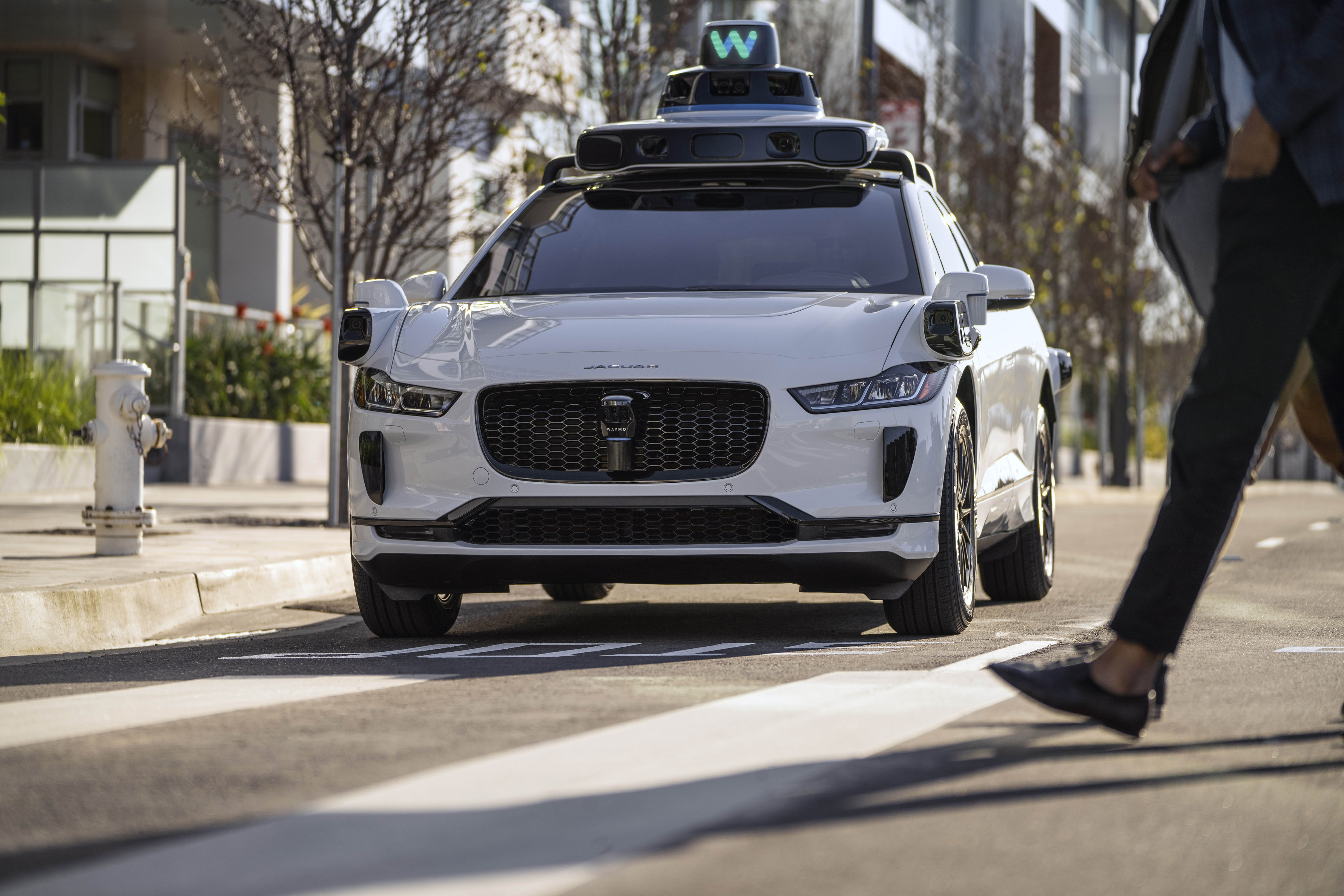 Syv Waymo-robottaxier blokerede trafikken ved en motorvejskrydsning i San Francisco.